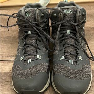 KEEN Women’s Waterproof Mid Hiking Boots – Great Condition women’s size 10